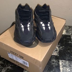 Kids Yeezy 700 size 1